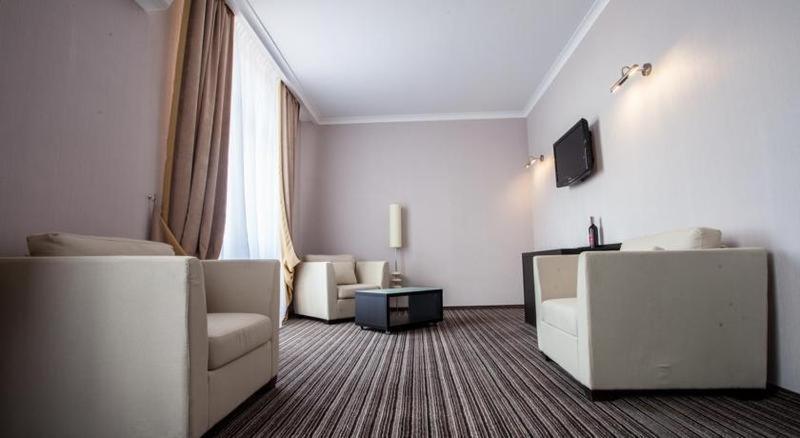 Hotel Optima Sumy Habitación foto